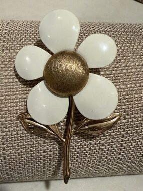 Vintage Sarah Coventry White enamel/goldtone Flower Brooch